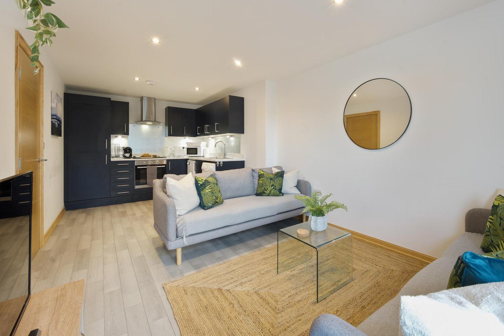 Large, Newly Renovated, Three Bedroom Town Centre Split Level Apartment With Free Parking, Sleeps Seven - Walking Distance To Beach Bornemouth Extérieur photo