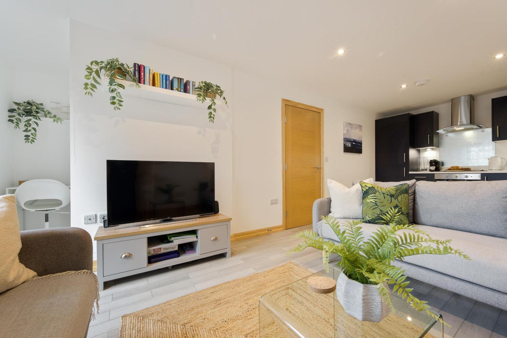 Large, Newly Renovated, Three Bedroom Town Centre Split Level Apartment With Free Parking, Sleeps Seven - Walking Distance To Beach Bornemouth Extérieur photo