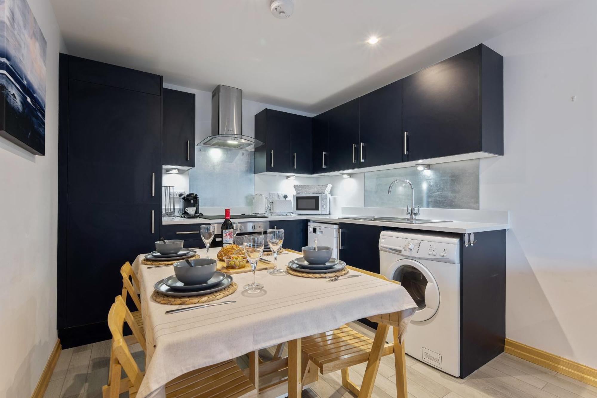 Large, Newly Renovated, Three Bedroom Town Centre Split Level Apartment With Free Parking, Sleeps Seven - Walking Distance To Beach Bornemouth Extérieur photo