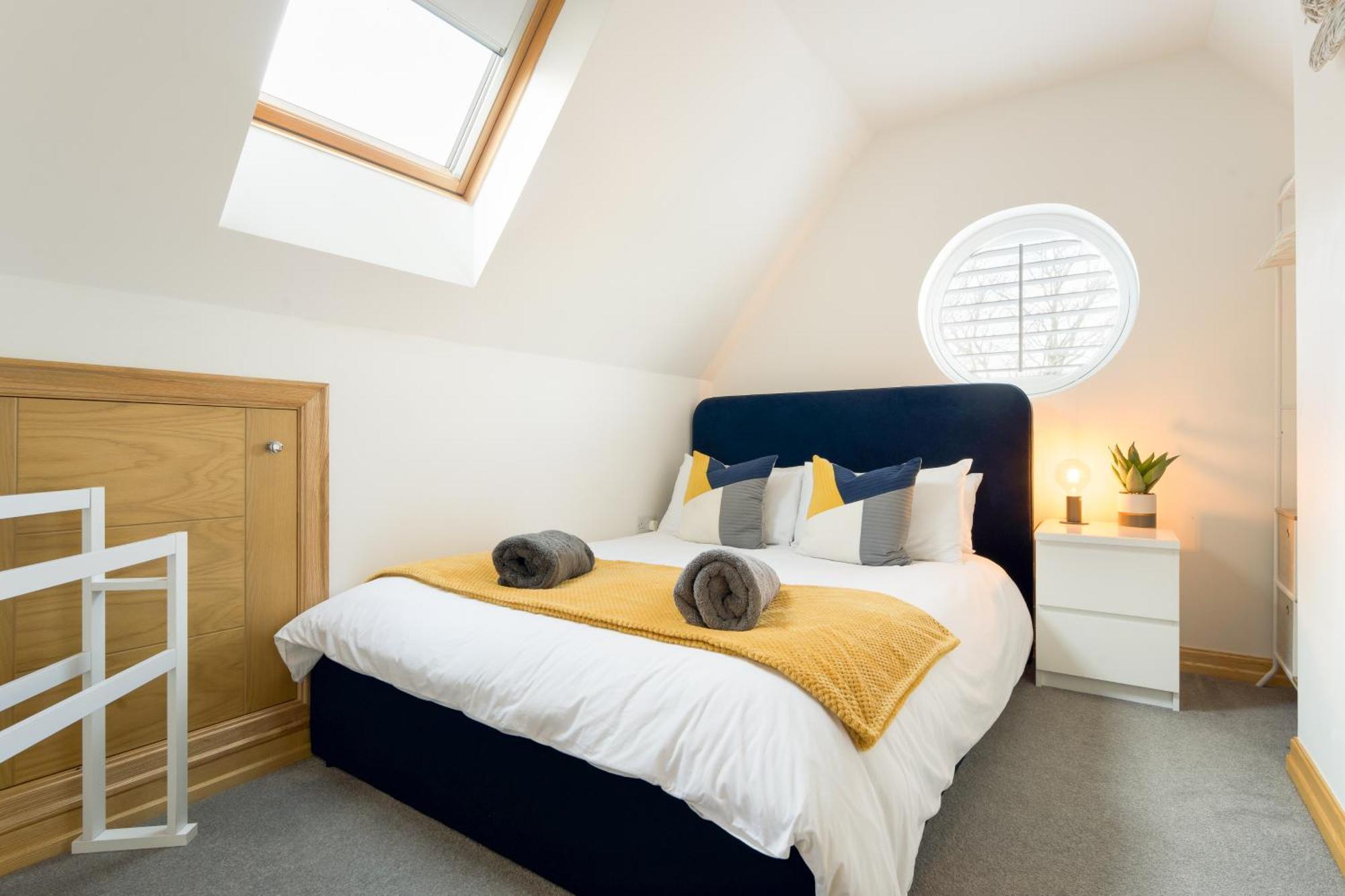 Large, Newly Renovated, Three Bedroom Town Centre Split Level Apartment With Free Parking, Sleeps Seven - Walking Distance To Beach Bornemouth Extérieur photo