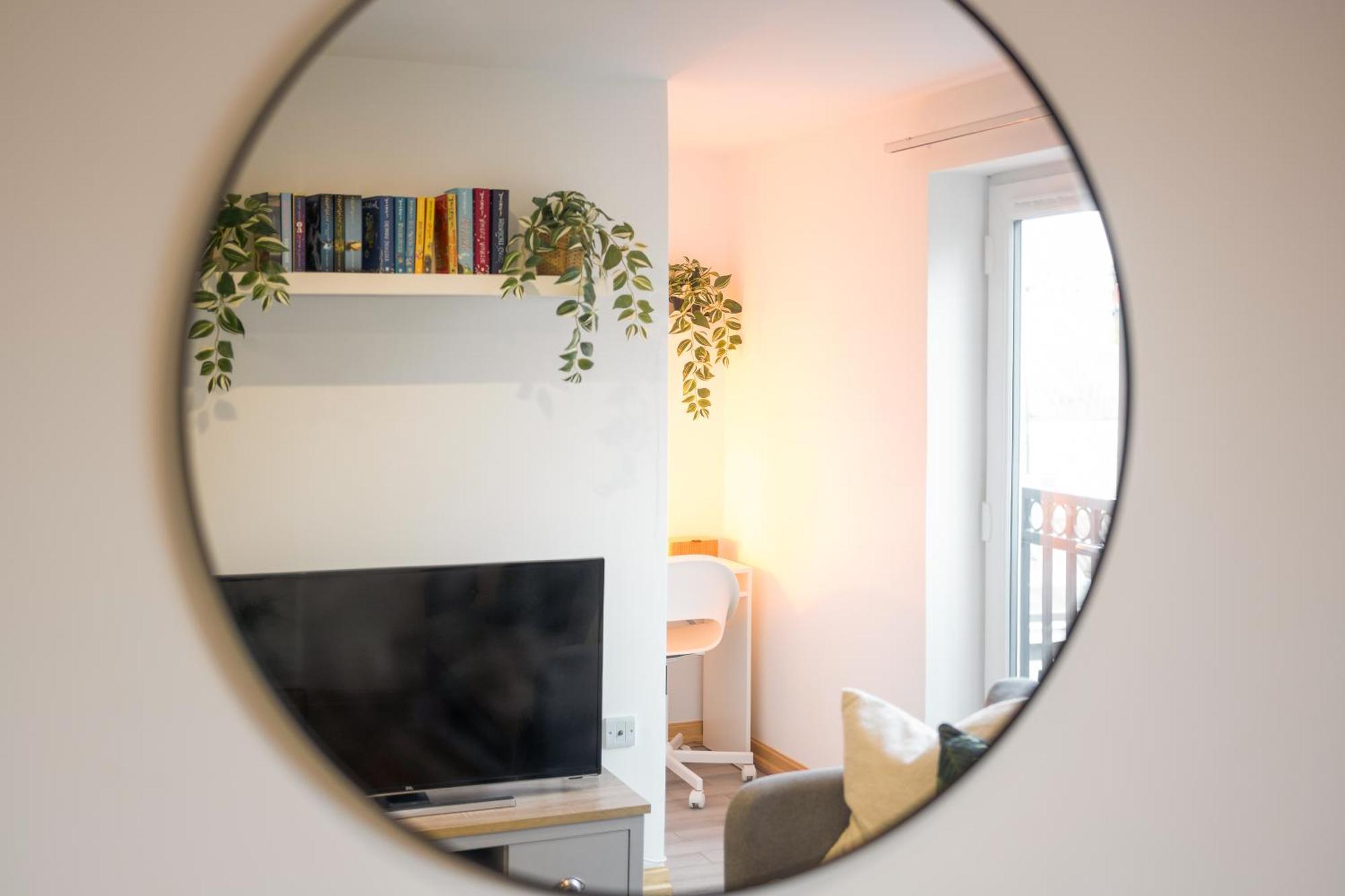 Large, Newly Renovated, Three Bedroom Town Centre Split Level Apartment With Free Parking, Sleeps Seven - Walking Distance To Beach Bornemouth Extérieur photo