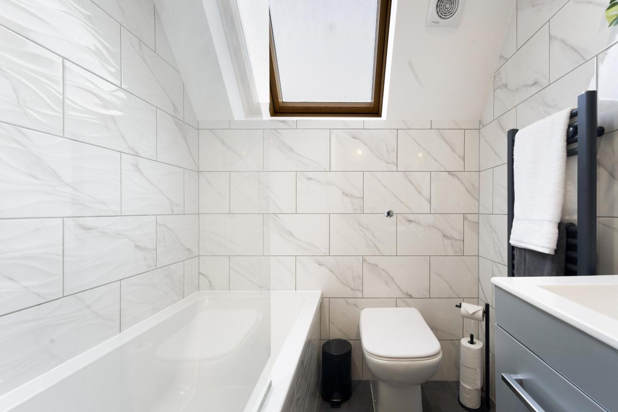 Large, Newly Renovated, Three Bedroom Town Centre Split Level Apartment With Free Parking, Sleeps Seven - Walking Distance To Beach Bornemouth Extérieur photo